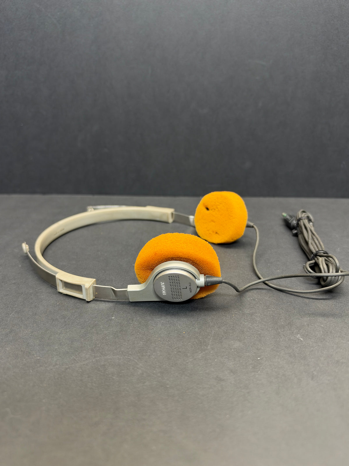 SONY TPS-L2 WALKMAN + SONY MDR-3L2 headphones + SONY CASE.