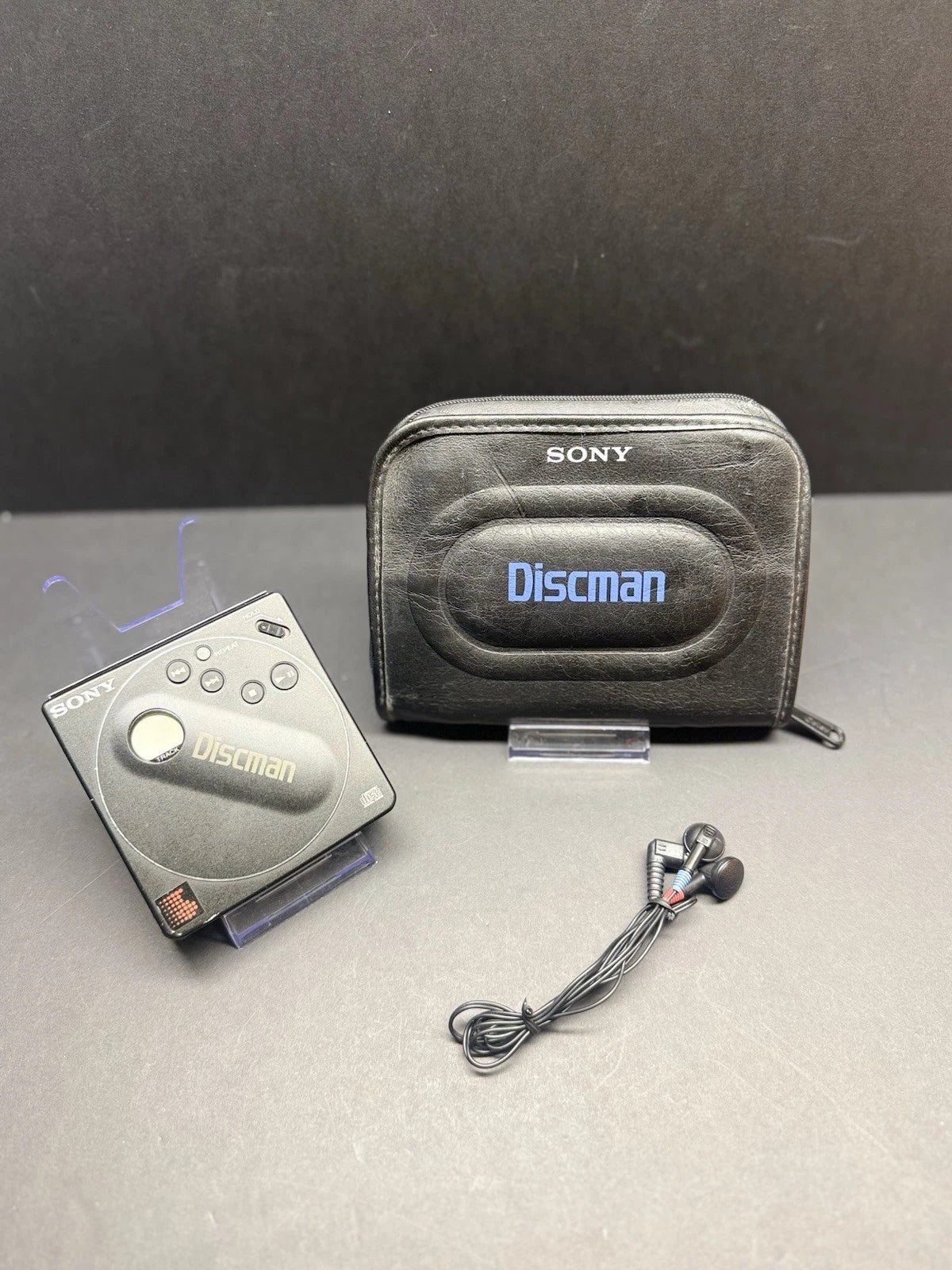 Sony Discman D-88 Fully Serviced. Carry Case.  Headphones. Holder.  VGC